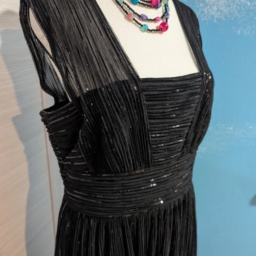 Halston Elegant Black Evening Dress - Picture 5 of 14